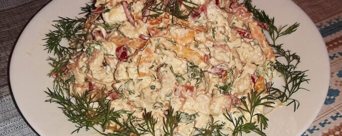 Салат с курицей, сыром «Фета» и овощами