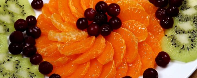 Как сделать пышный цветок из мандарина