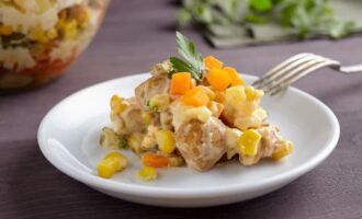 Слоеный салат с курицей и грибами