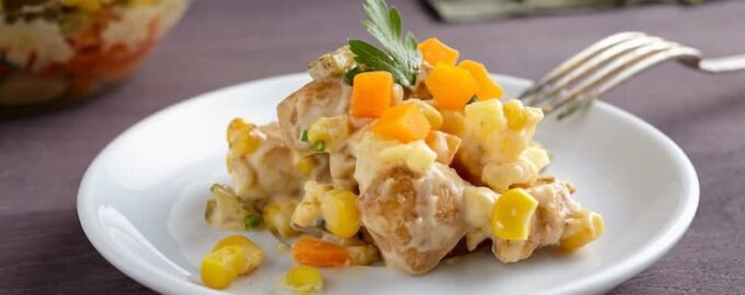 Слоеный салат с курицей и грибами
