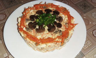 Салат с копченой курицей, грибами и морковью по-корейски