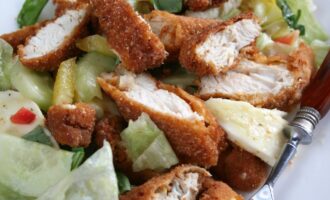 Салат с куриными наггетсами