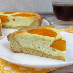 Творожный пирог с персиками