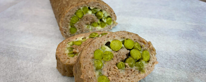 Мясной рулет из фарша с зеленым горошком в духовке