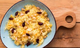 Салат из квашеной капусты и фасоли