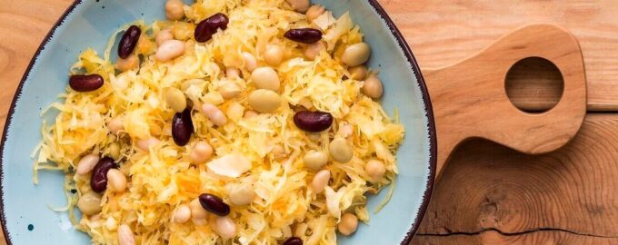 Салат из квашеной капусты и фасоли