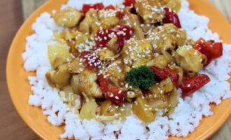 Курица с ананасом в томатном соусе