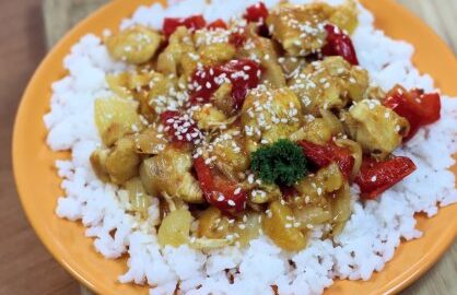 Курица с ананасом в томатном соусе