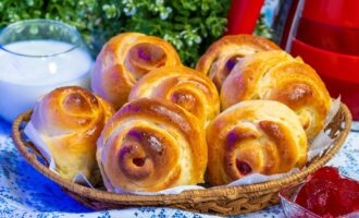 Творожные дрожжевые булочки с сочной начинкой