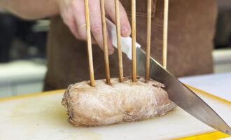 Не выбрасывайте больше палочки для суши! Готовим мясное мороженое всего из трех ингредиентов!