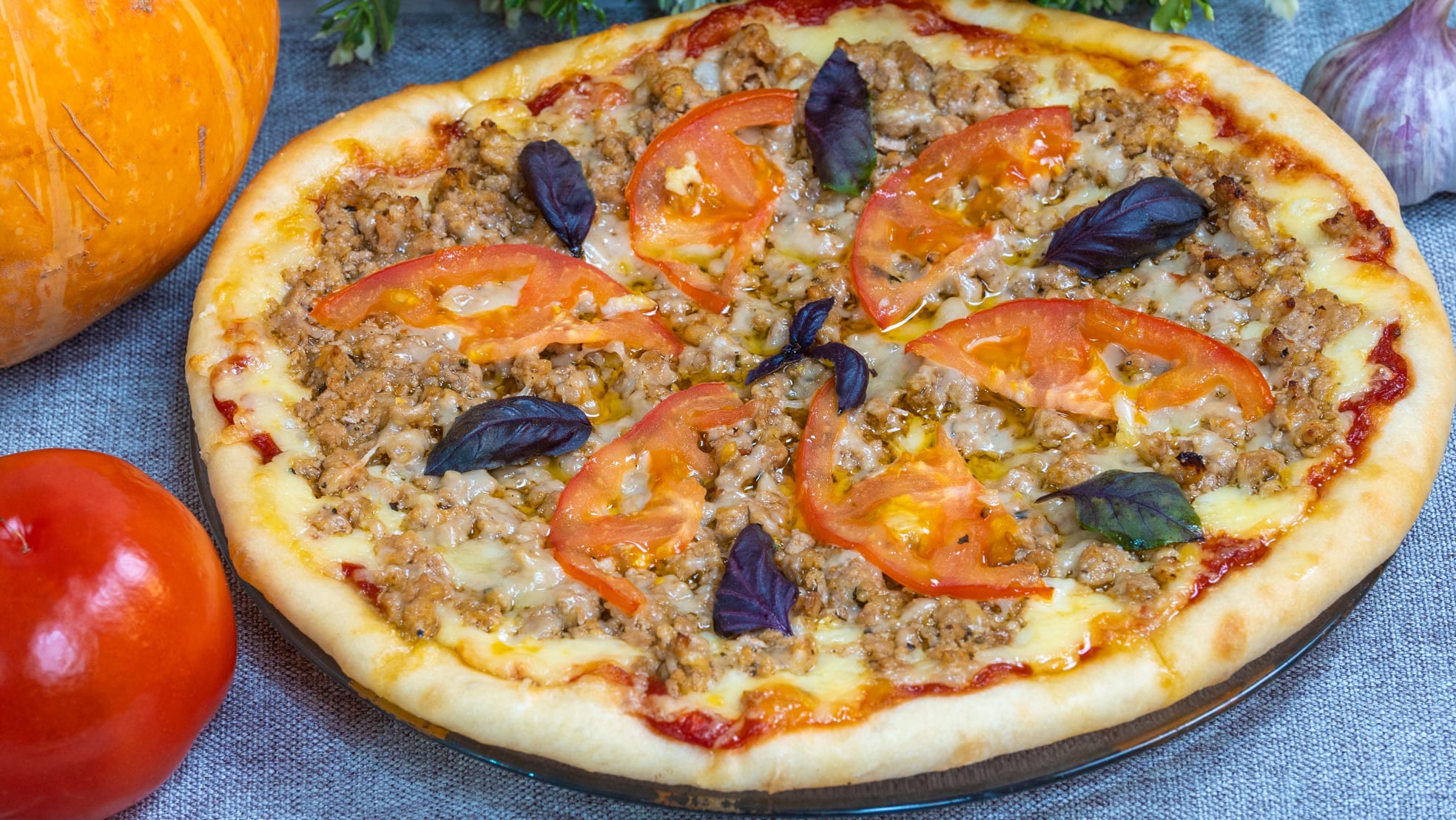 турецкая пицца с фаршем и помидорами в духовке фото 40