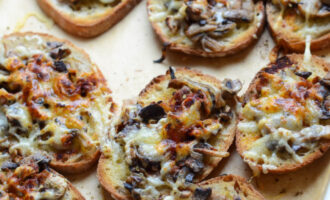 Горячие бутерброды с шампиньонами