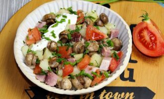 Салат с картофелем, грибами и ветчиной