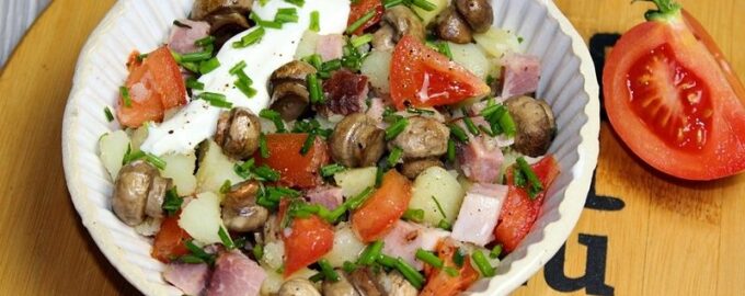 Салат с картофелем, грибами и ветчиной