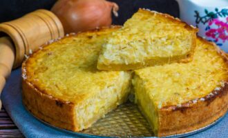 Луковый пирог с яйцом и сыром