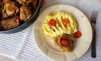 Куриные бедра в вине