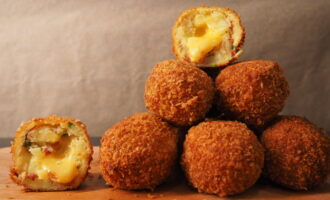 Хрустящие картофельные шарики с сыром. Закуска из картофельного пюре!