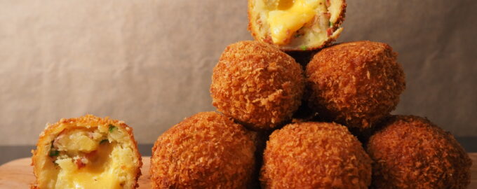 Хрустящие картофельные шарики с сыром. Закуска из картофельного пюре!