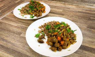 Куриные сердечки на сковородке с луком и шампиньонами