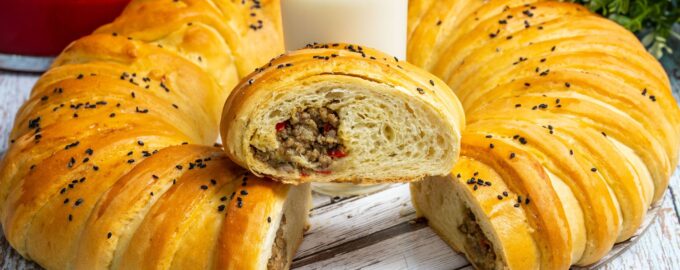 Мясной пирог из дрожжевого сдобного теста