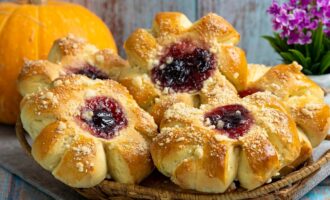 Сдобные булочки с джемом и посыпкой