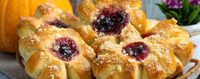 Сдобные булочки с джемом и посыпкой