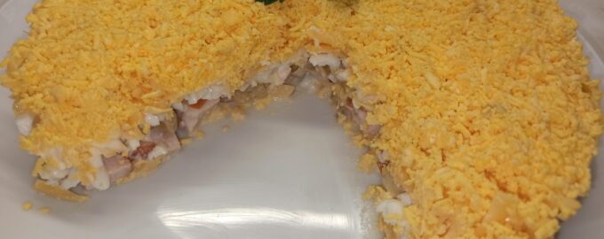 Салат с копчёной курицей и грибами