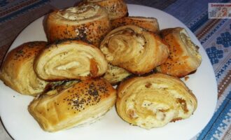 Рулетики из слоёного теста с творогом и изюмом