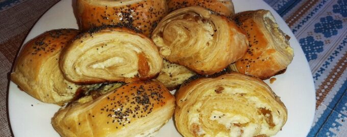 Рулетики из слоёного теста с творогом и изюмом