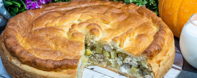 Пирог с начинкой из курицы с картошкой