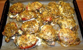 Отбивная с грибами и сыром в духовке