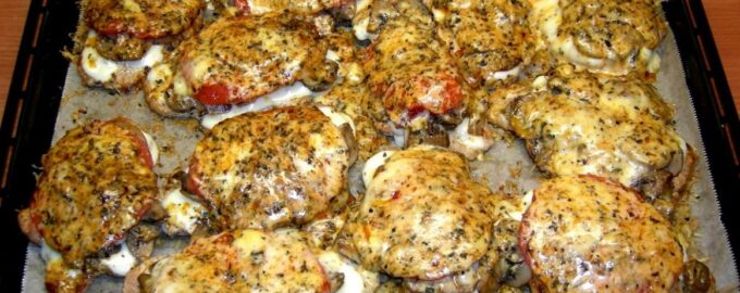 Отбивная с грибами и сыром в духовке