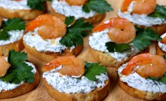 Закуска багет с сыром и креветкой.