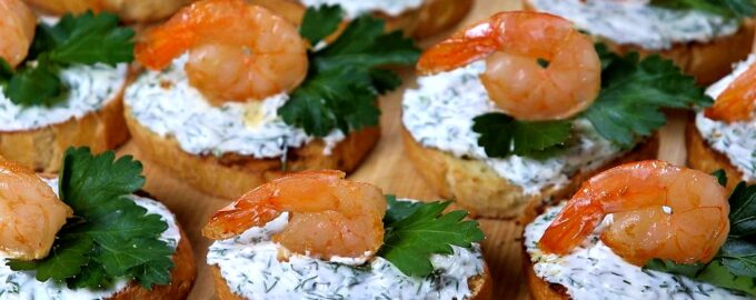 Закуска багет с сыром и креветкой.