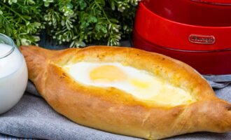 Хачапури с сыром и яйцом в духовке по-аджарски