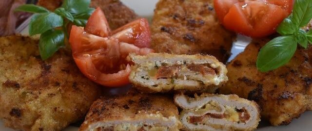 Отбивные из свинины с помидорами и сыром