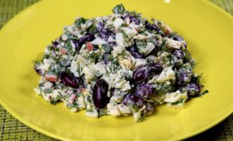 Салат с фасолью и крабовыми палочками