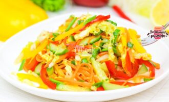 Хрустящий салат Витаминка с пекинской капустой, огурцом и яркими перцами