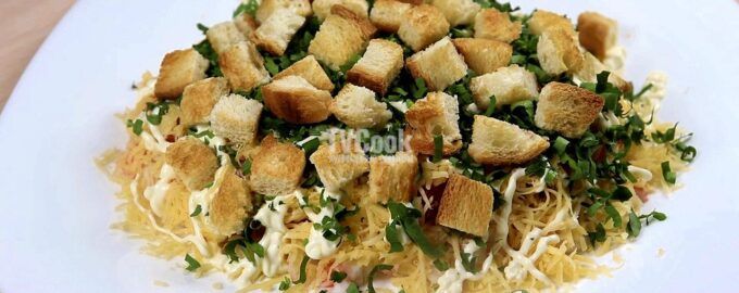 Салат с крабовыми палочками и сухариками