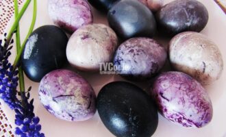 Как покрасить яйца на Пасху чаем каркаде