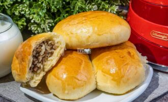 Пирожки с начинкой из мяса и риса в духовке