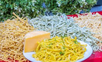Домашняя яичная лапша с куркумой и зеленью