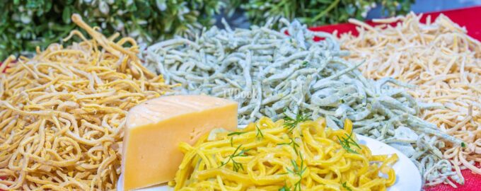 Домашняя яичная лапша с куркумой и зеленью