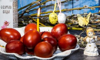 Пасхальные крашеные куриные яйца
