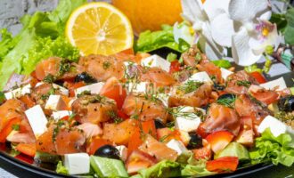 «Греческий» салат с форелью и сыром фетакса