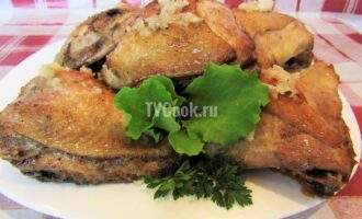 Куриные бёдра с чесноком на сковороде