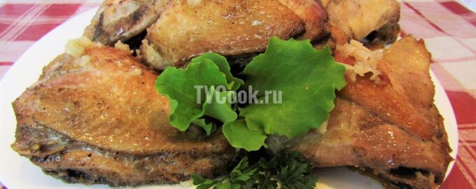 Куриные бёдра с чесноком на сковороде