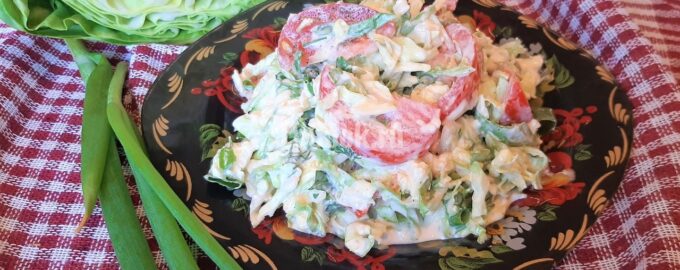 Салат из молодой капусты с помидорами и сыром
