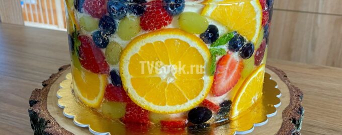 Торт бисквитный с желе и фруктами