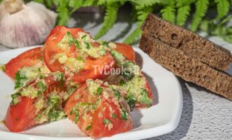 Летняя закуска из помидоров с чесноком